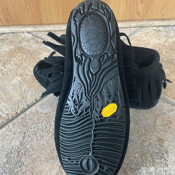 Manitobah paddle suede vibram moccasin - Picture 5 of 5